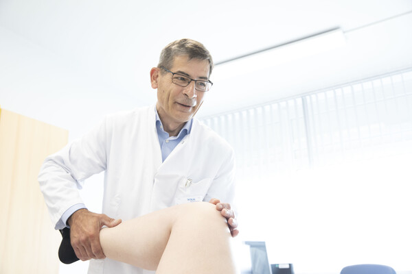 Chefarzt Dr. Stephan Schütz hält den Vortrag beim Förderverein. Credit: Pepe Lange/WKK