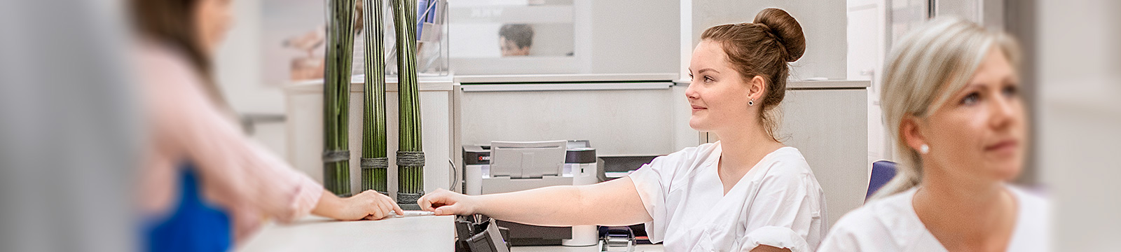 Das Bild zeigt, zwei Pflege Mitarbeiterinnen die Patienten aufnehmen 