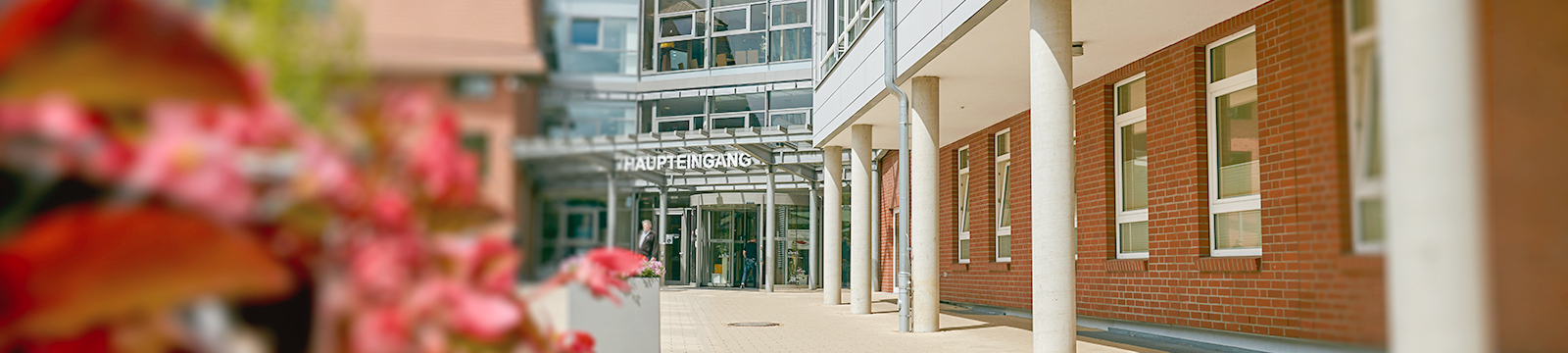 Das Bild zeigt, den Haupteingang vom Westküstenklinikum in Heide