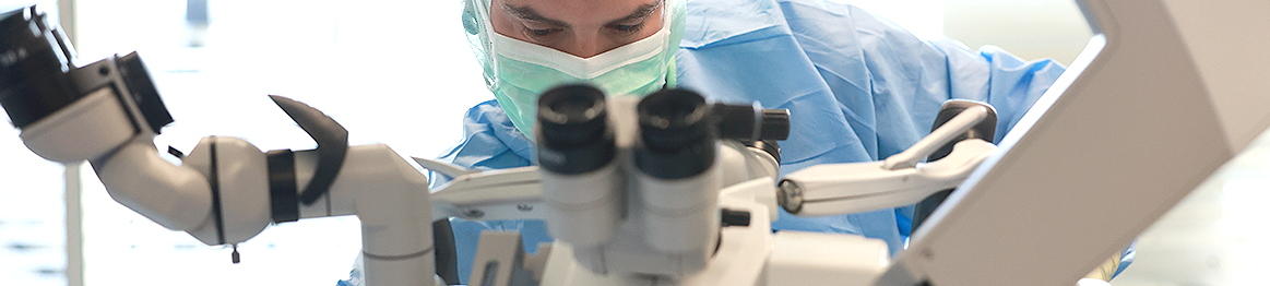 Das Bild zeigt, einen Mitarbeiter der Handchirurgie im OP