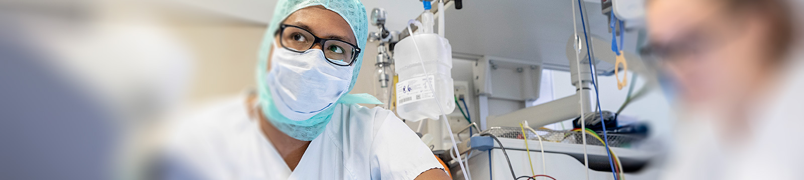 Das Bild zeigt, einen Mitarbeiter der Kardiologie bei einer kardiologischen Untersuchung