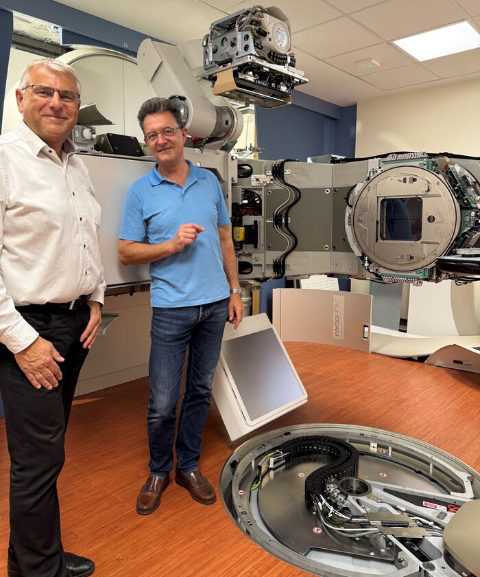 Dr. Martin Blümke, Medizinischer Geschäftsführer, und Dr. Arne Engel, Leitender Oberarzt der Strahlentherapie, vor dem neuen Linearbeschleuniger.