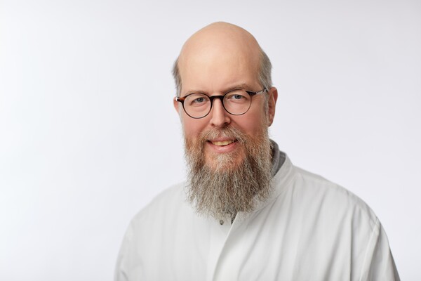 Der Chefarzt der Klinik für Multimodale Schmerztherapie, Dr. Hans-Günter Linke. 