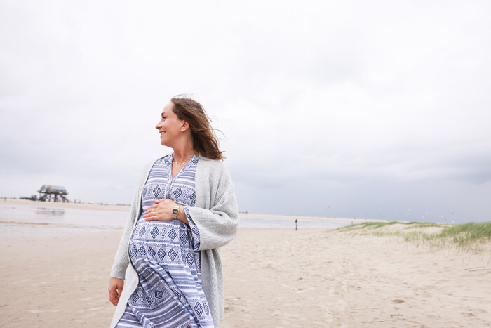 Schwangere Frau in St. Peter-Ording am Strand.