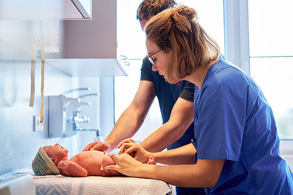 Das Klinikum Nordfriesland intensiviert die Zusammenarbeit mit dem Westküstenklinikum in Heide, um die in Husum geborenen Säuglinge fachkompetent versorgen zu können.