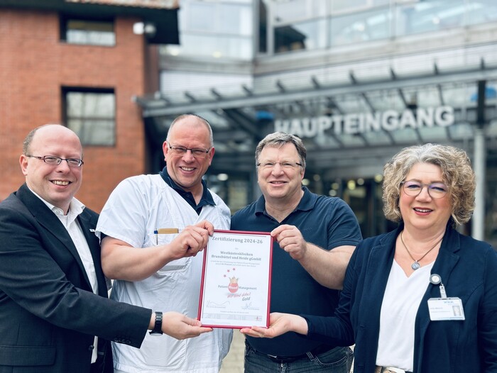 Sie freuen sich über das Patient Blood Management in Gold: Der Leiter des Qualitätsmanagements, Björn-Ola Fechner, der Transfusions-Verantwortliche Dr. Utz E. Bartels, der Qualitätsbeauftragte für Hämotherapie, Dr. Jan Helling und die Transfusions-Koordinatorin Ulrike Martens.