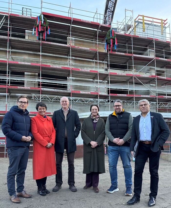 Feierten das Richtfest und den planmäßigen Baufortschritt: Dithmarschens Landrat Torben Schütt, Kreispräsidentin Ute Borwieck-Dethlefs, der Kaufmännische Geschäftsführer der Westküstenkliniken, Dr. Bernward Schröder, die Chefärztin der Klinik für Psychiatrie, Psychotherapie und Psychosomatik Dr. Anna Schulz-Du Bois, Aufsichtsratschef Sven Voß und der Medizinische Geschäftsführer der Westküstenkliniken, Dr. Martin Blümke.