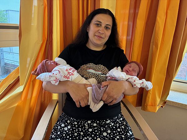 Stolz, aber müde: Alina-Malina Cocilnau und ihre beiden Töchter Marta und Maria. 