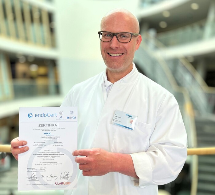 Dr. Roman Mroz, Chefarzt der Klinik für Unfallchirurgie und Orthopädie sowie Leiter des Endoprothetikzentrums, mit dem Zertifikat zur Auszeichnung als „Endoprothetikzentrum der Maximalversorgung (EPZmax)“.