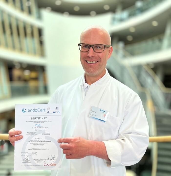 Der Co-Chefarzt der Klinik für Orthopädie und Unfallchirurgie und Leiter des Endoprothetikzentrums (EPZmax) der Westküstenkliniken. Dr. Roman Mroz. 