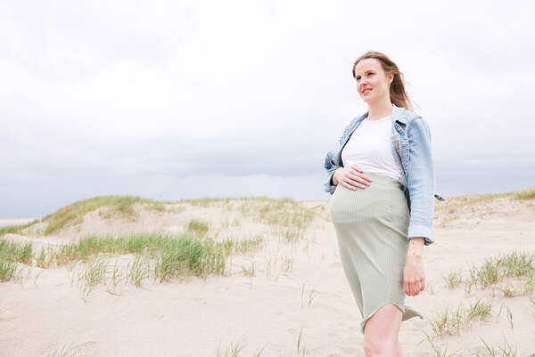 Schwangere Frau am Strand von St. Peter-Ording
