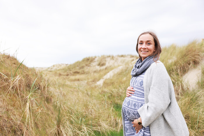 Schwangere Frau in den Dünen