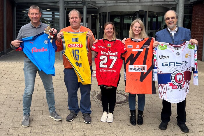 Freuen sich auf eine rege Versteigerung (Von l.n.r).: Schriftführer des Fördervereins, Hans-Walter Johannsen, Gesundheits- und Krankenpfleger, Simon Borchart, Ines Dreier und Michelle Hauthal aus der Pflegedirektion und Vorsitzender des Fördervereins, Prof. Dr. Dr. Fritz Keck.