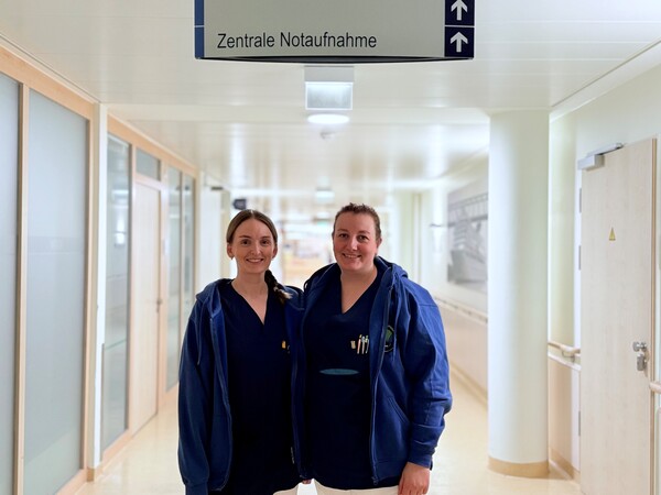 Julia Achtmann und Lisa Tödter arbeiten als Flow-Managerinnen und sorgen für eine bessere Patientensteuerung. 
