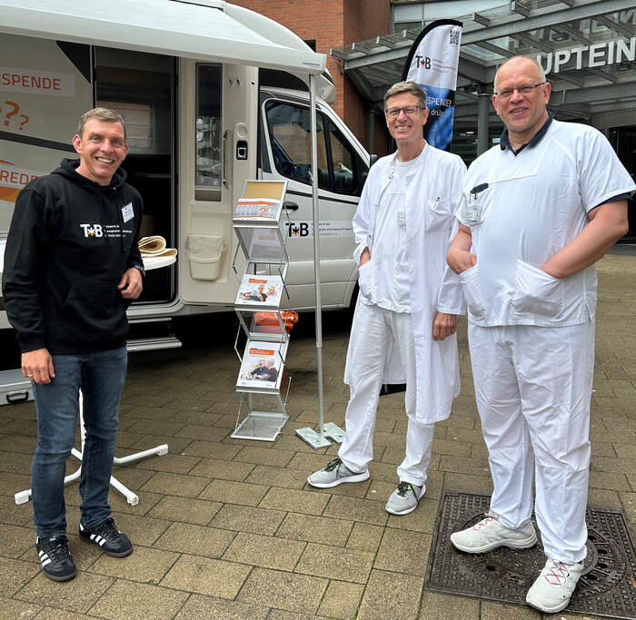 Bereits im vergangenen Jahr war das Info-Mobil bereits in Heide. Damals informierten der Transplantationsbeauftragte der Westküstenkliniken, Dr. Utz E. Bartels (v.r.), sein Stellvertreter Dr. Reinhard Jensen und Markus Gerke vom Netzwerk der Transplantationsbeauftragten über Organspende.