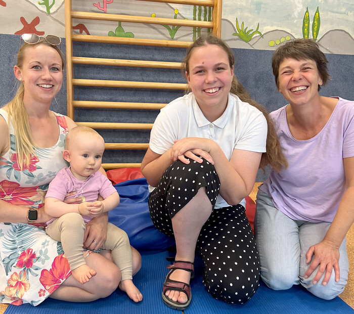 Treffen der Generationen: Felina mit Mutter Bettina Friccius-Lahrssen zusammen mit dem ersten Babywatching-Kind Annika mit ihrer Mutter Dagmar Bauer. 