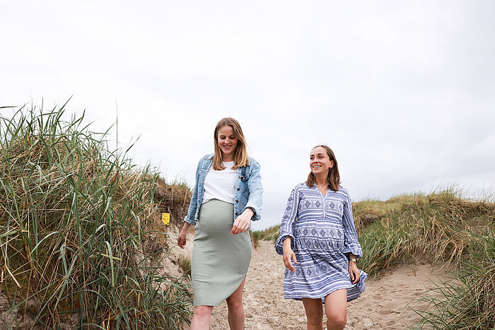 Zwei schwangere Frauen in den Dünen von St. Peter-Ording.